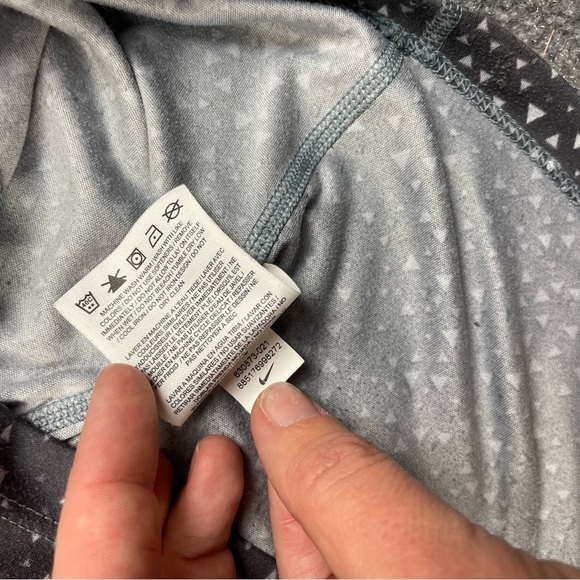 NIKE Women’s Dri-Fit Running V-Neck Athletic T-Shirt black/white pattern Small - Picture 5 of 8